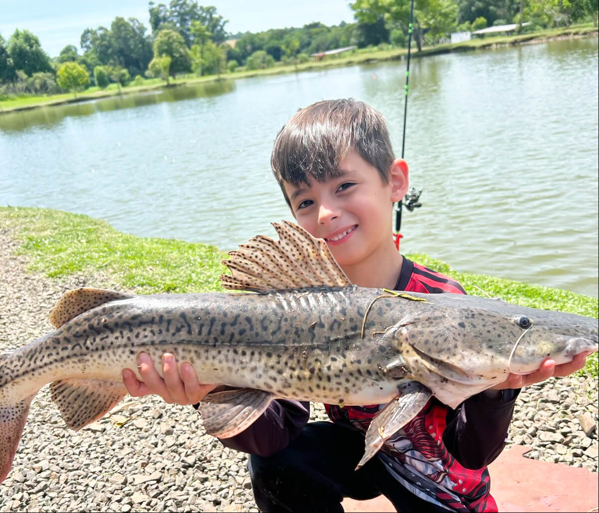 Capa Menino de 6 anos de Três os é destaque nacional como influencer de pesca esportiva
