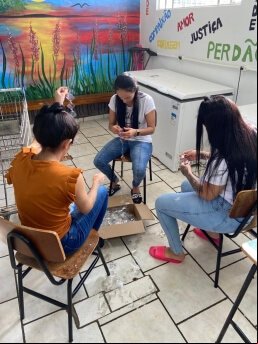 Capa Apenadas do Presídio auxiliaram na confecção de adereços natalinos para o evento Frederico em Luz