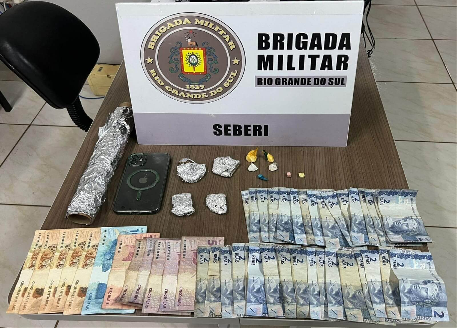 Capa Brigada Militar prende mulher por tráfico de drogas em Seberi