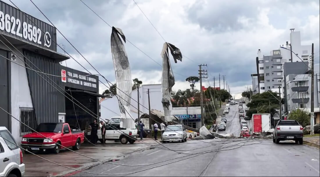 Capa Temporal causa destruição em São Miguel do Oeste e interdita rua no Centro da cidade