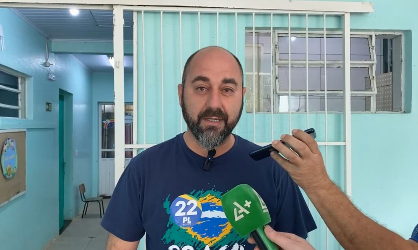Capa Candidato à prefeitura de Frederico Westphalen, Ricardo Favin, realiza seu voto na Escola da Linha 21 de Abril